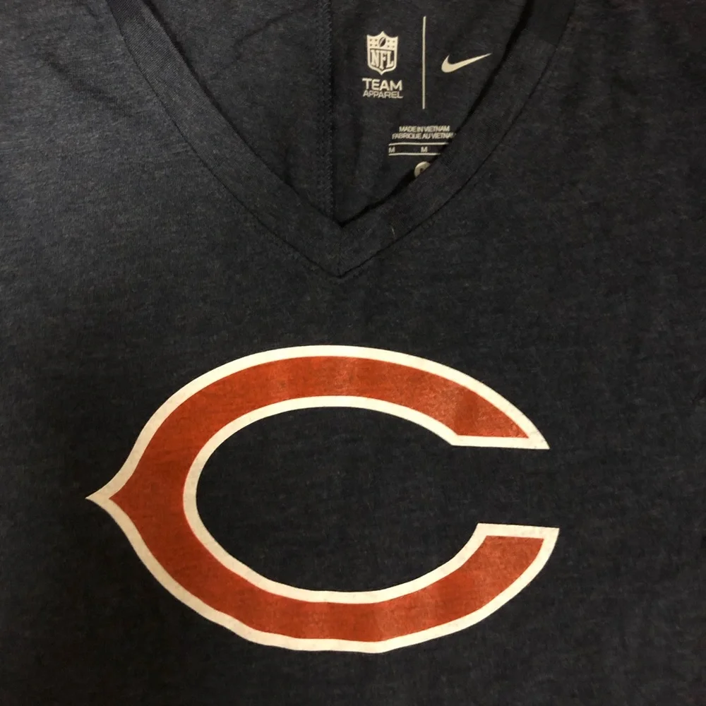 NWT Nike Chicago Bears NFL Football Navy Blue T-Shirt V-Neck Women’s Medium